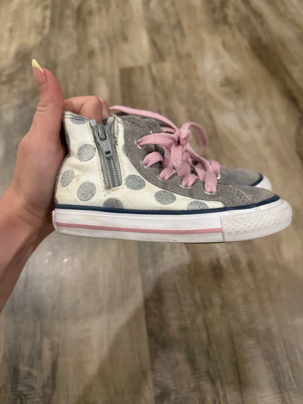 Kids' Gray Polka Dot High-Top Sneakers with Pink Laces converse Allstar size 6